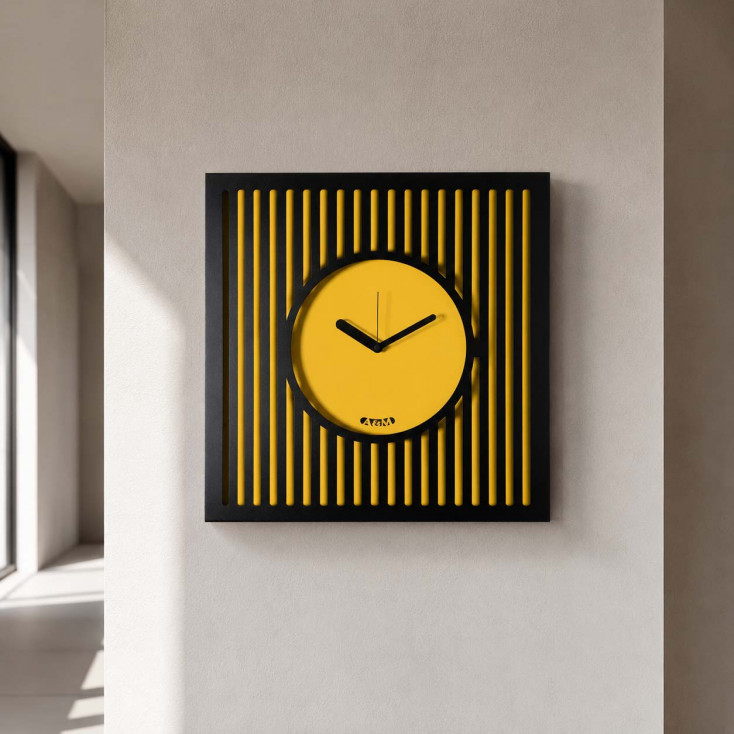 Orologio da parete moderno in metallo con quadrante circolare cornice traforata