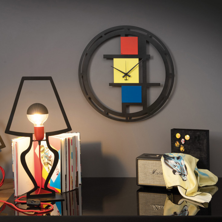 Orologio da parete moderno in metallo dal design geometrico e colorato