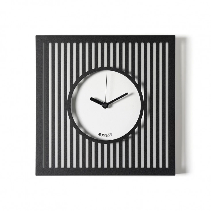 Orologio da parete compatto in metallo con design geometrico e stile moderno