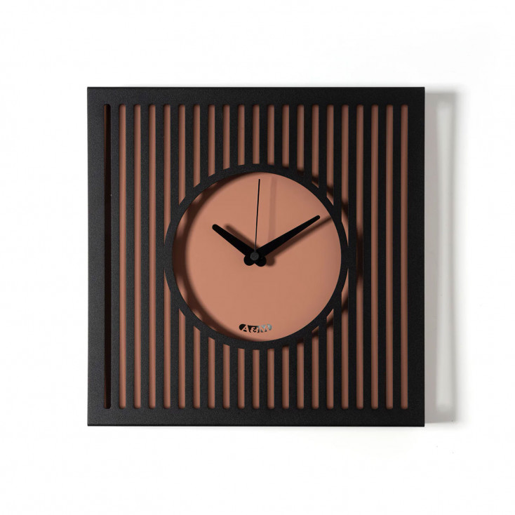 Orologio da parete compatto in metallo con design geometrico e stile moderno