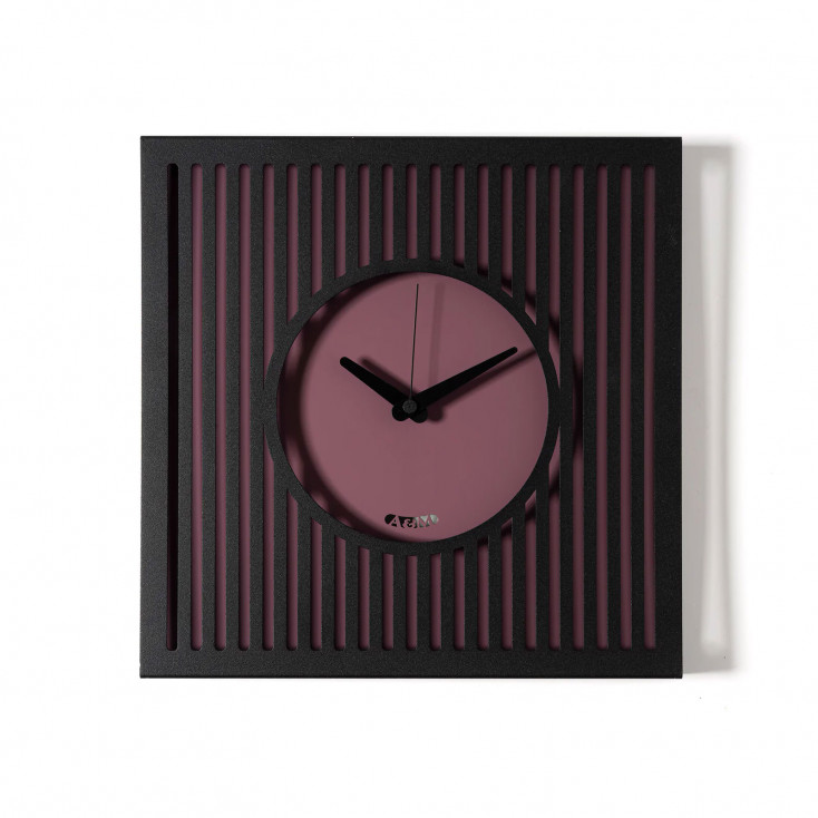 Orologio da parete compatto in metallo con design geometrico e stile moderno