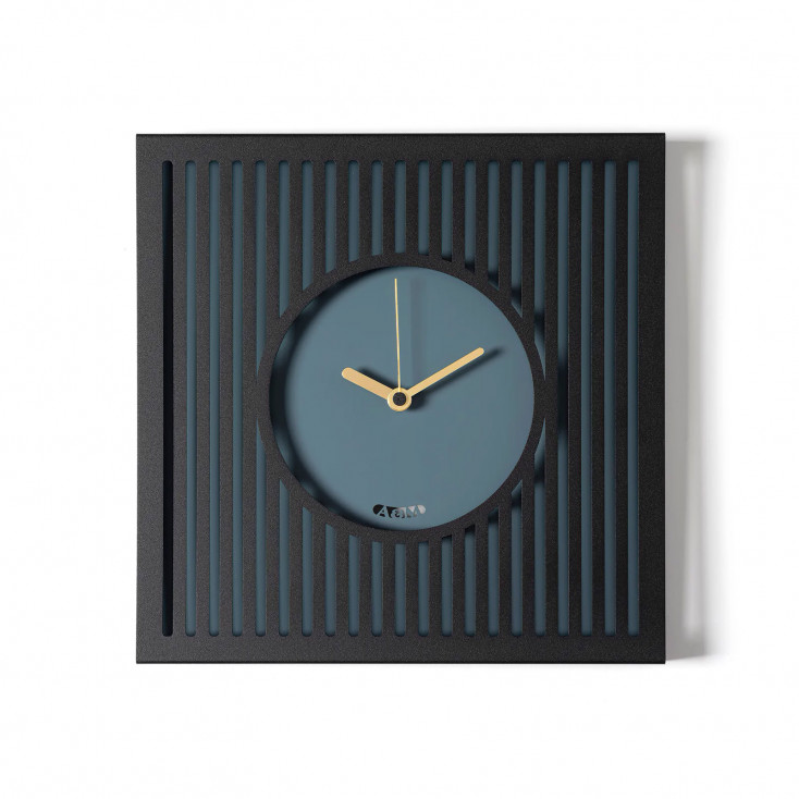 Orologio da parete compatto in metallo con design geometrico e stile moderno