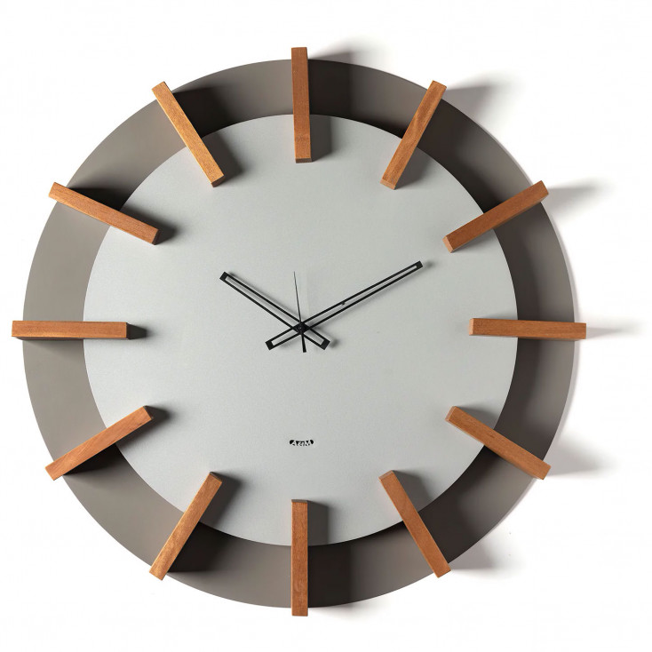 Orologio da parete particolare in metallo e dettagli in legno