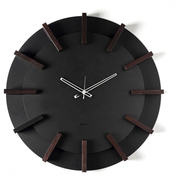 Orologio da parete particolare in metallo e dettagli in legno