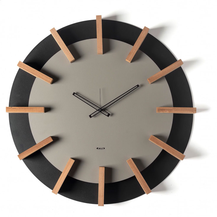 Orologio da parete particolare in metallo e dettagli in legno
