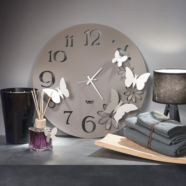 Orologio da parete rotondo in metallo con farfalle decorative