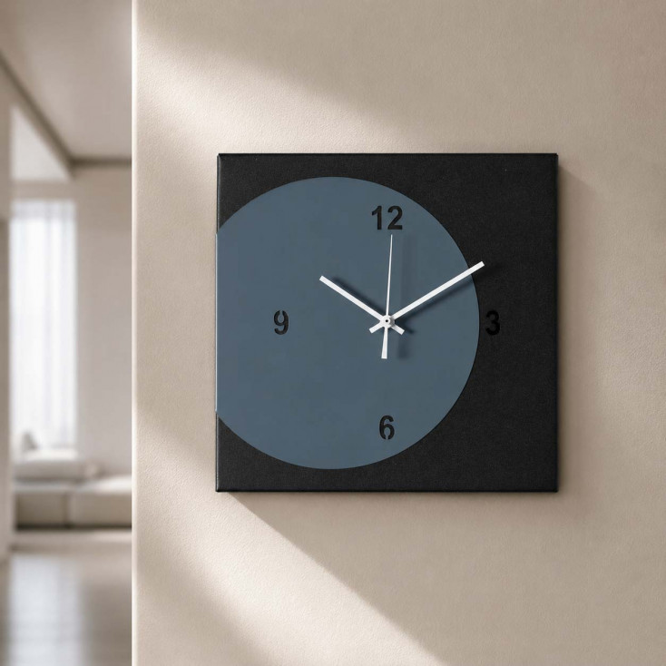 Orologio da parete quadrato in metallo dal design minimal e geometrico