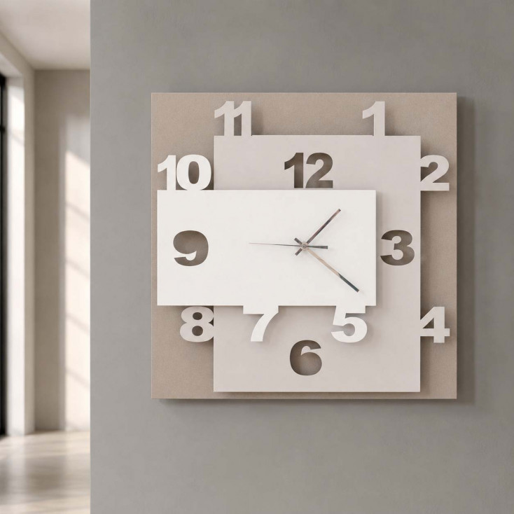 Orologio da parete quadrato moderno con struttura a livelli e numeri sagomati