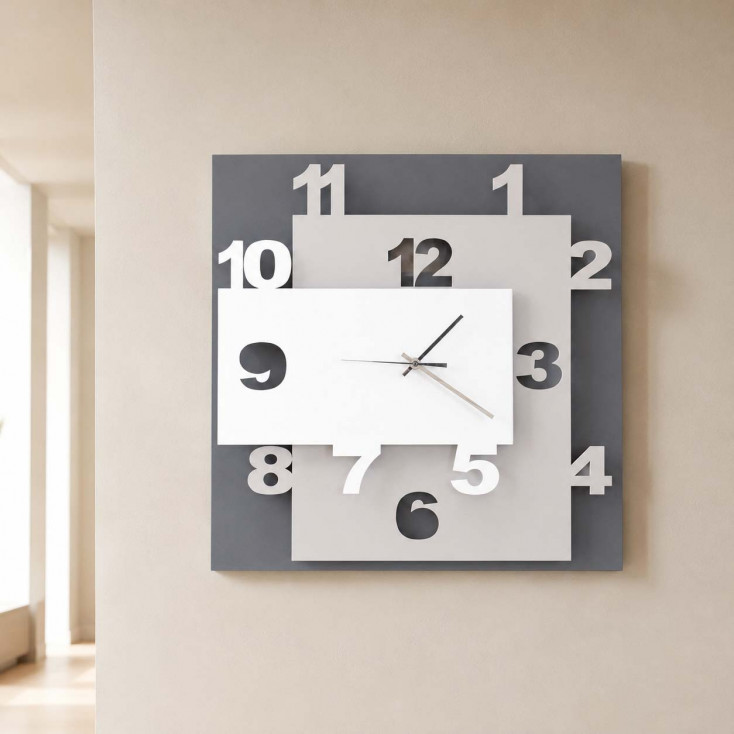 Orologio da parete quadrato moderno con struttura a livelli e numeri sagomati