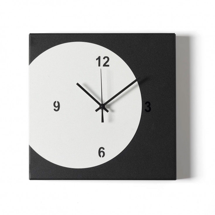 Orologio da parete quadrato in metallo dal design minimal e geometrico