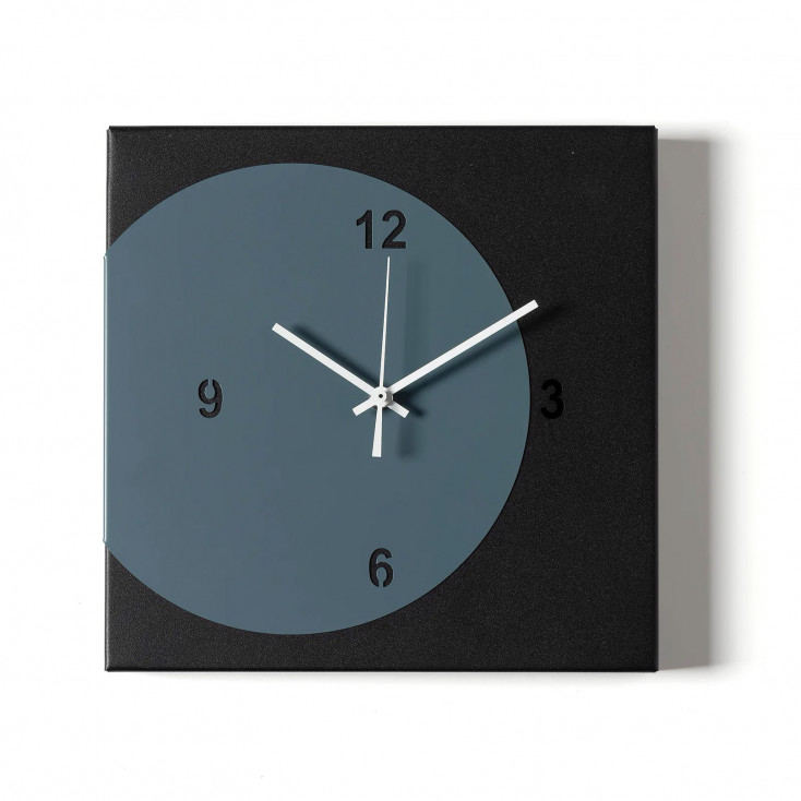 Orologio da parete quadrato in metallo dal design minimal e geometrico