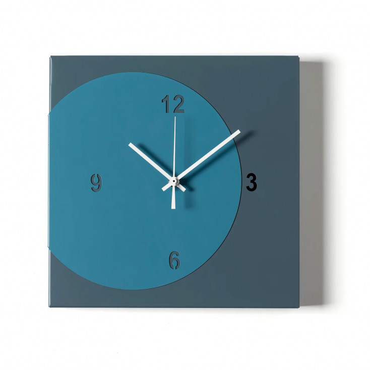 Orologio da parete quadrato in metallo dal design minimal e geometrico