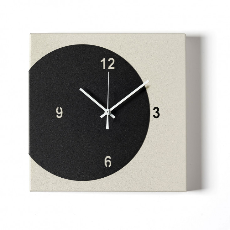 Orologio da parete quadrato in metallo dal design minimal e geometrico