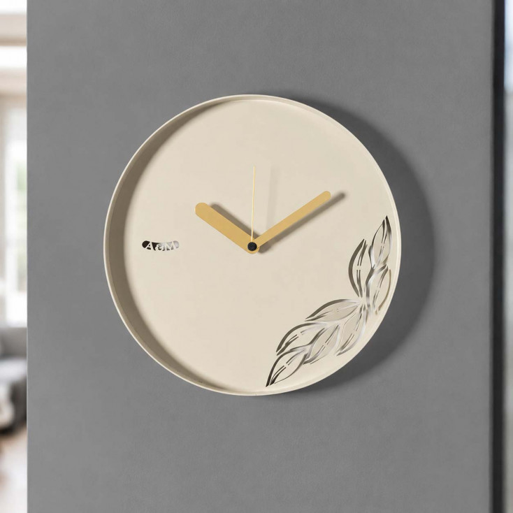 Orologio da parete rotondo in metallo con decoro moderno con foglia