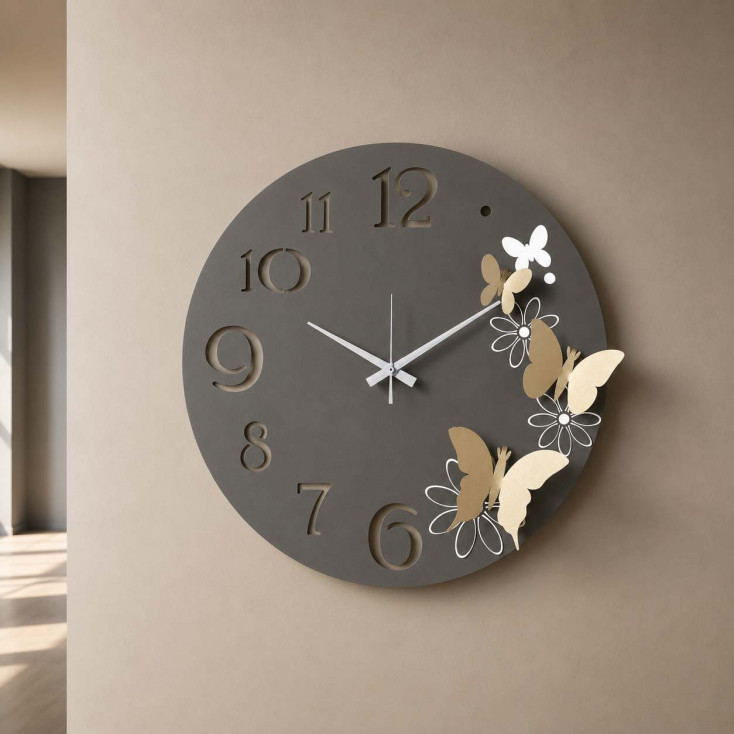 Orologio da parete rotondo in metallo con farfalle decorative