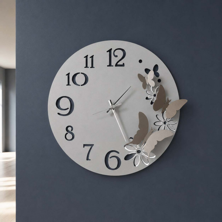 Orologio da parete rotondo in metallo con farfalle decorative