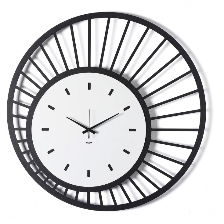 Orologio da parete rotondo in metallo dal design moderno