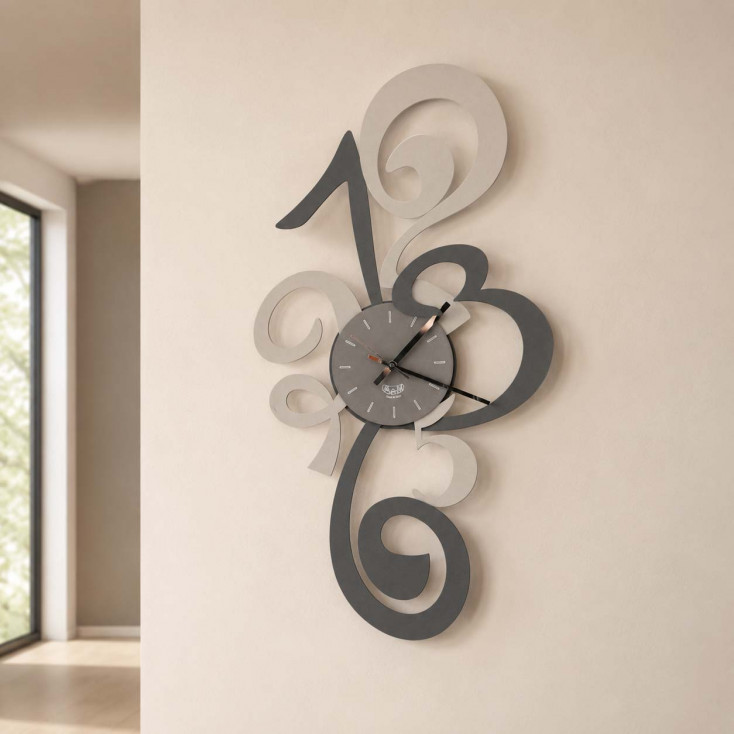 Orologio da parete in metallo dal design particolare e moderno
