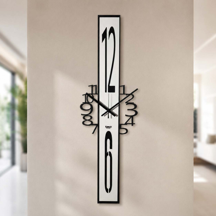 Orologio da parete verticale moderno in metallo con numeri oversize