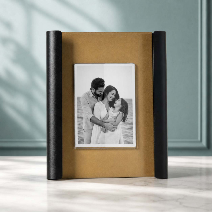 Portafoto da tavolo dal design moderno con cornice in metallo