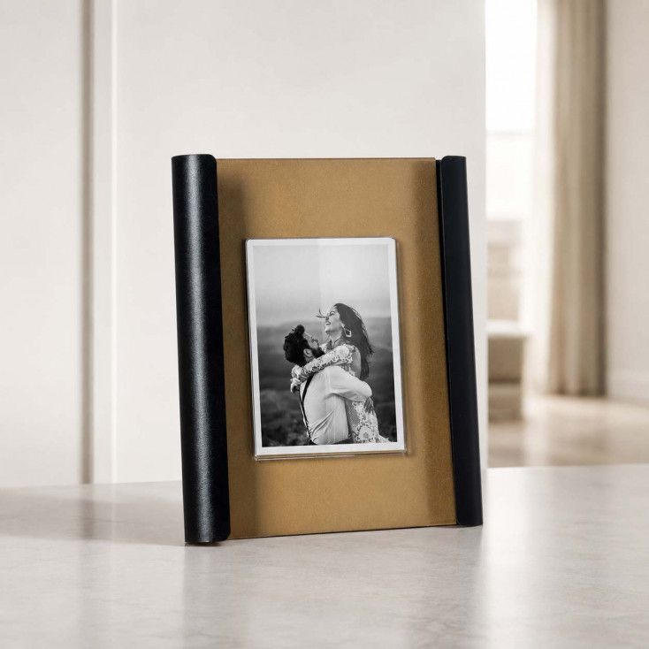 Portafoto da tavolo dal design moderno con cornice in metallo