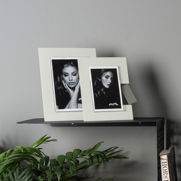 Portafoto piccolo da tavolo di design con struttura in metallo