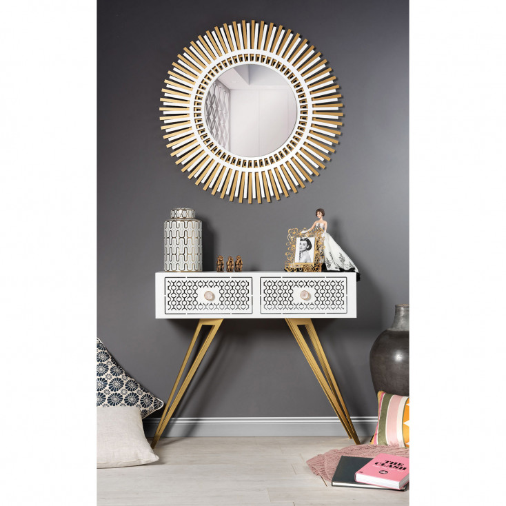 Specchio da parete con cornice in metallo dal design moderno ed elegante