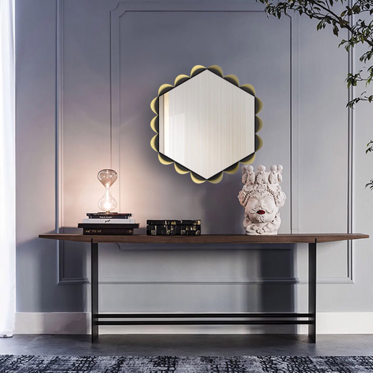 Specchio da parete con cornice in metallo dal design moderno