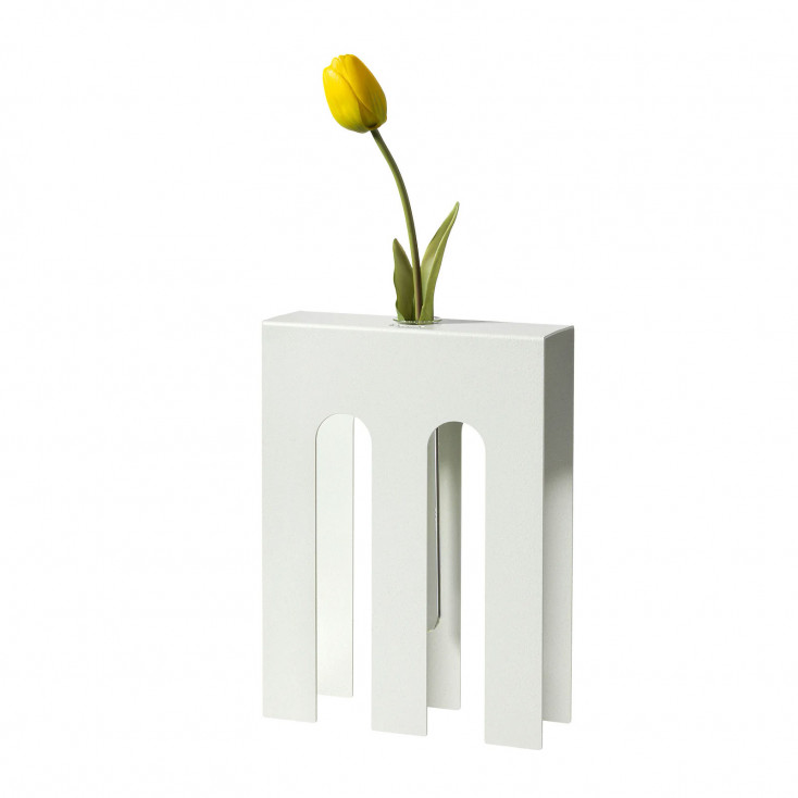 Vaso portafiore decorativo in metallo dal design particolare