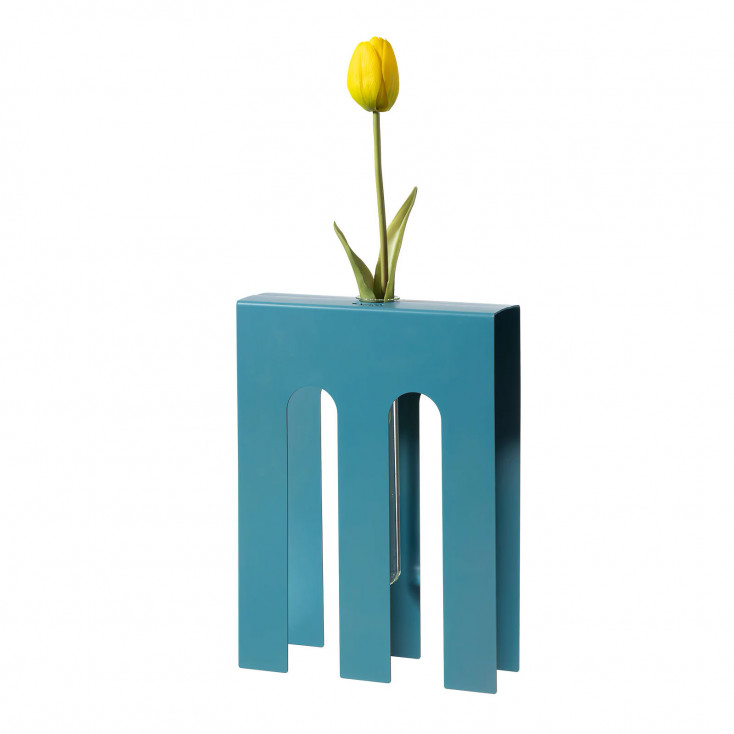 Vaso portafiore decorativo in metallo dal design particolare