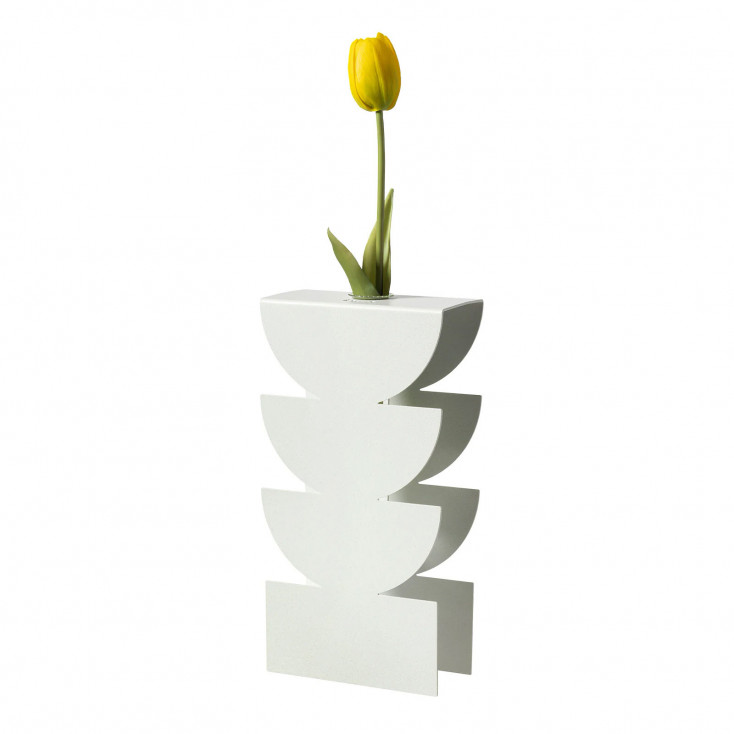 Vaso portafiore decorativo in metallo dal design particolare