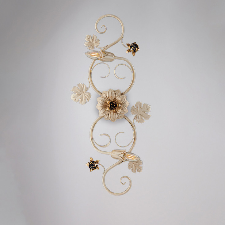 Applique da parete grande con struttura in metallo dalle linee classiche