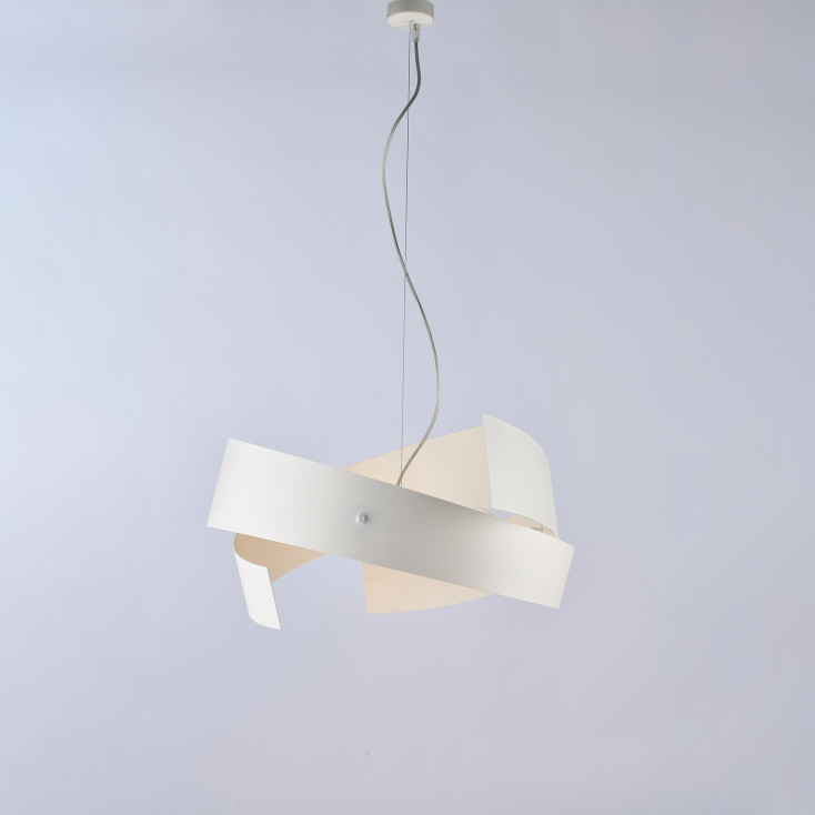 Lampada a sospensione con struttura e paralume in metallo dalle linee moderne
