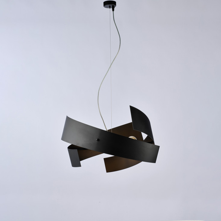 Lampada a sospensione con struttura e paralume in metallo dalle linee moderne