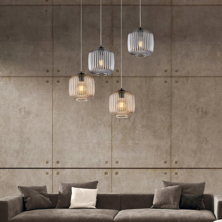 Lampada a sospensione in metallo laccato e diffusore in vetro dal design moderno