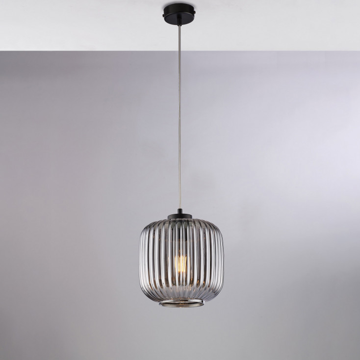 Lampada a sospensione in metallo laccato e diffusore in vetro dal design moderno
