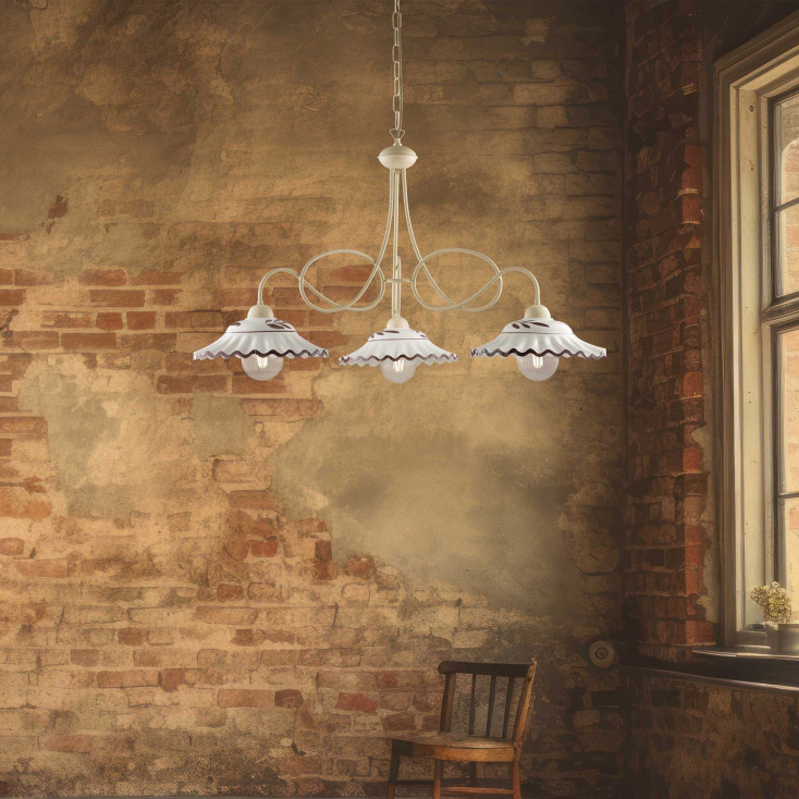 Lampadario rustico in metallo con triplo diffusore in ceramica
