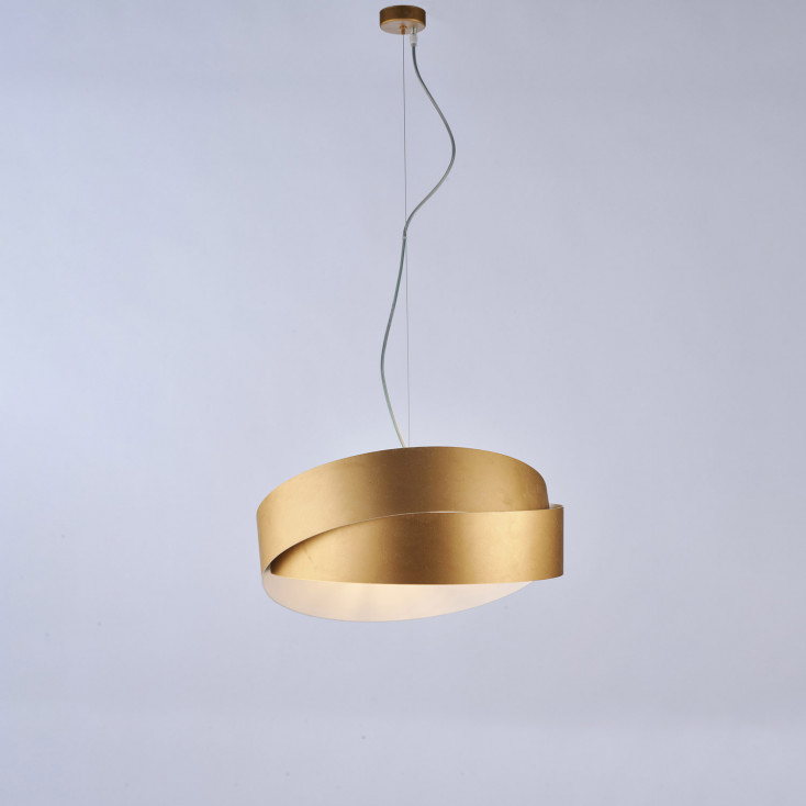 Lampada a sospensione singola dalle linee moderne con struttura in metallo