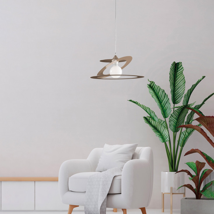 Lampada a sospensione singola dalle linee moderne con struttura in metallo