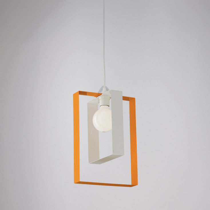 Lampada a sospensione singola struttura in metallo dalle linee moderne