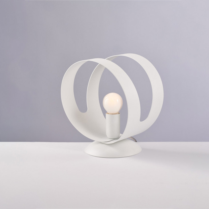 Lampada da comodino in metallo con struttura ad anelli e lampadina a vista