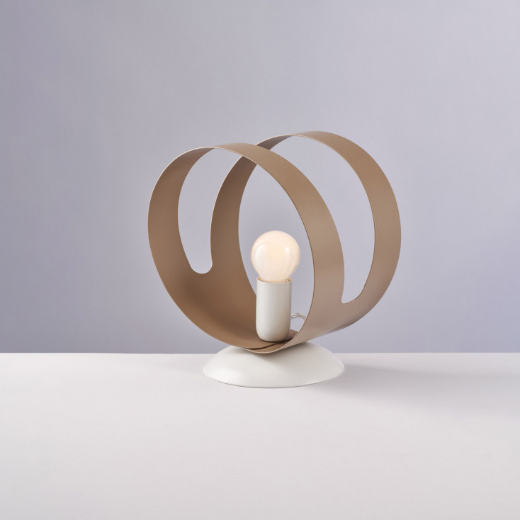 Lampada da comodino in metallo con struttura ad anelli e lampadina a vista