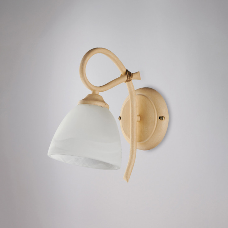 Lampada da parete classica con struttura in metallo e paralumi in vetro