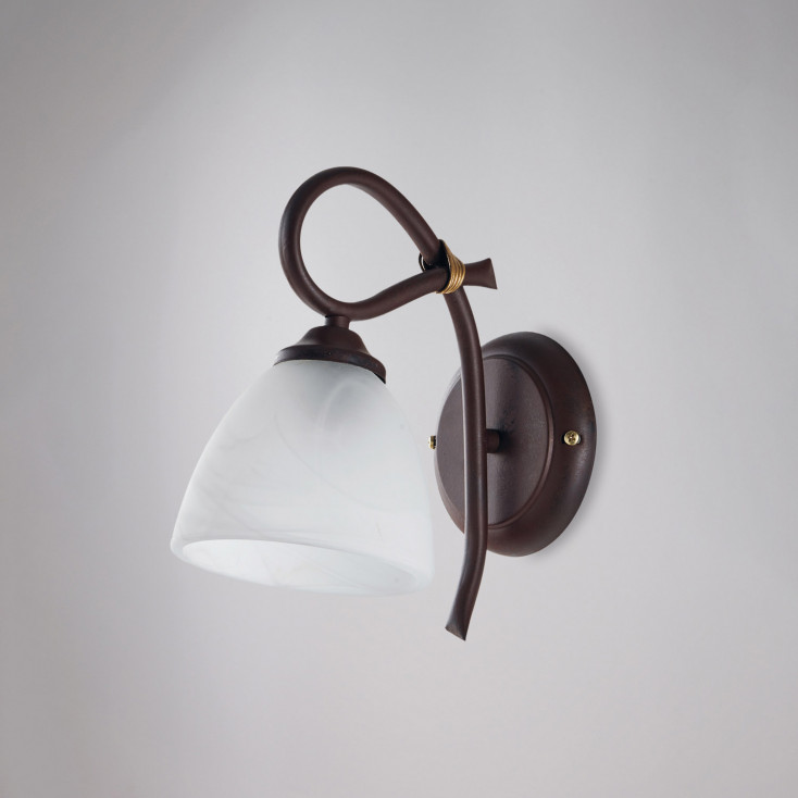 Lampada da parete classica con struttura in metallo e paralumi in vetro