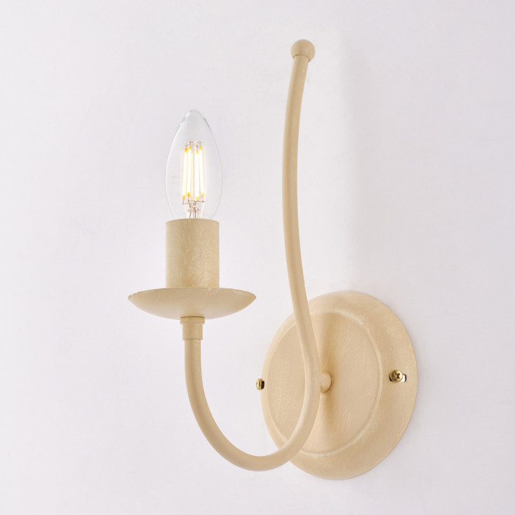Lampada da parete dalle linee classiche con struttura in metallo