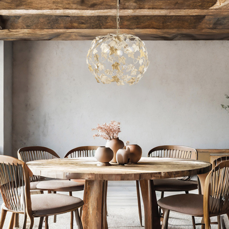 Lampadario grande con struttura in metallo dalle linee classiche