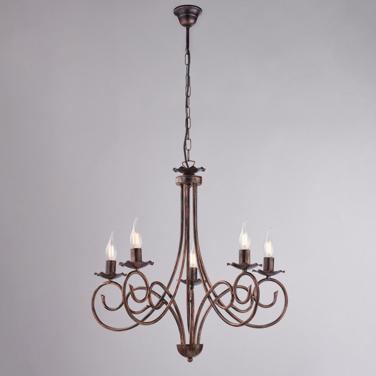 Lampadario medio con struttura in metallo dalle linee classiche
