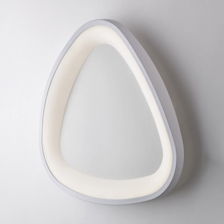 Plafoniera triangolare moderna con struttura in alluminio e diffusore a LED