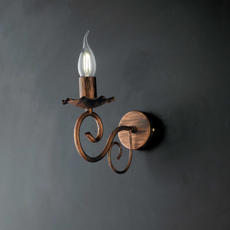 Applique da parete con struttura in metallo dalle linee classiche