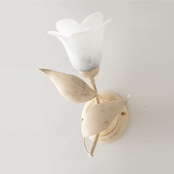 Applique da parete linee classiche struttura in metallo e diffusore in vetro